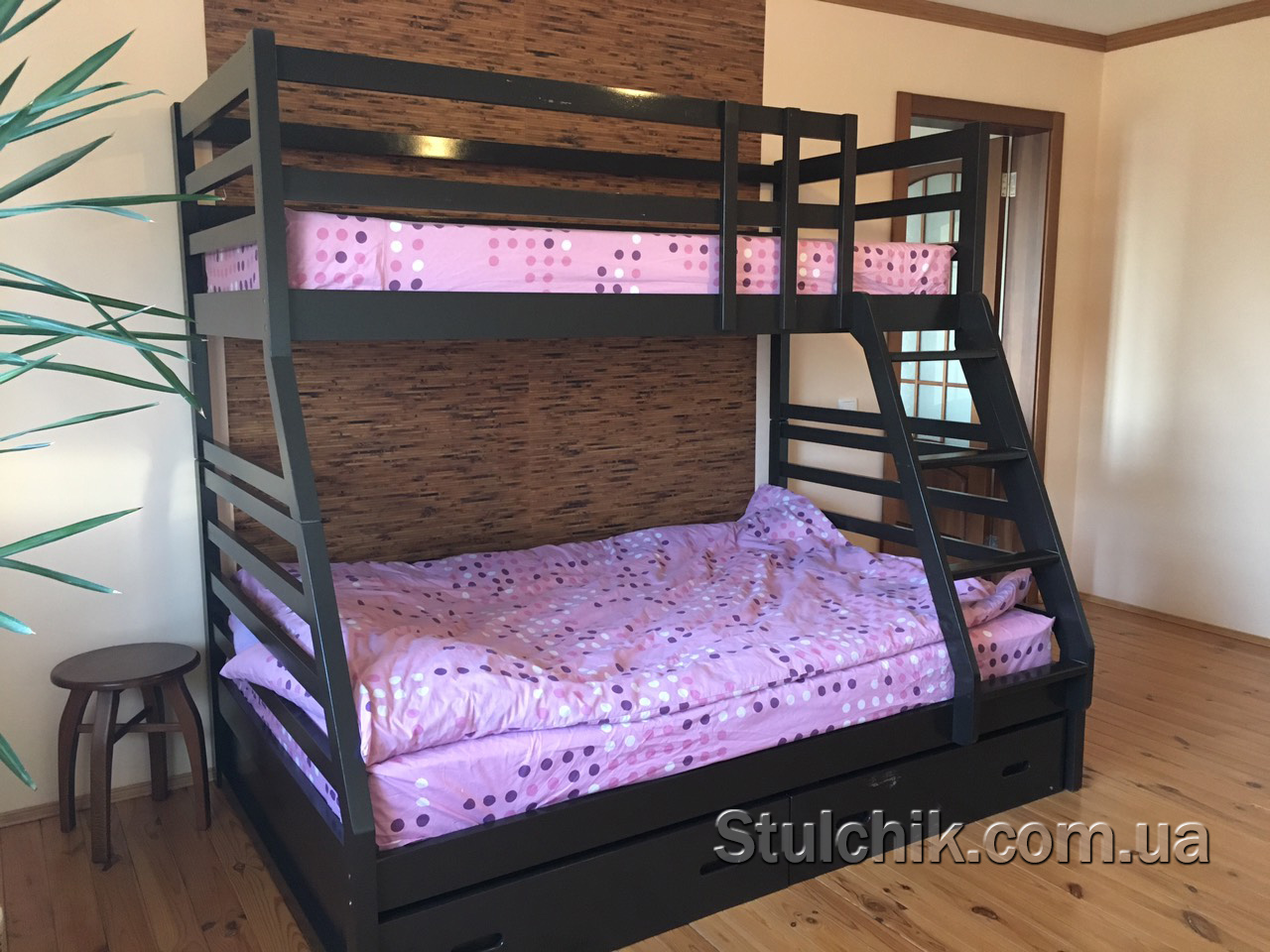 трехместная двухъярусная кровать для взрослых и детей